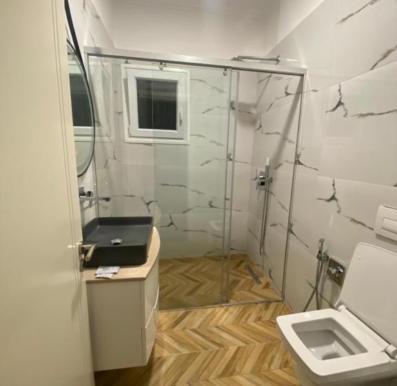 标准三人间, Red Apple