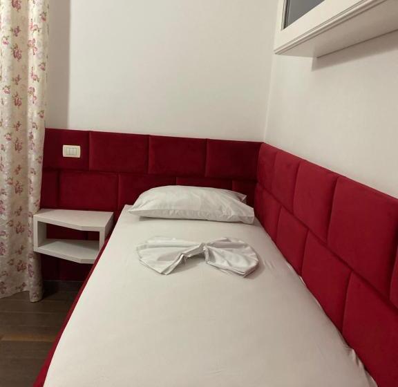 标准三人间, Red Apple