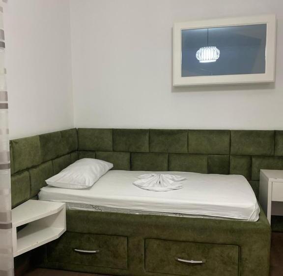 标准三人间, Red Apple