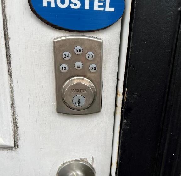 家庭间, Char's Landing Hostel
