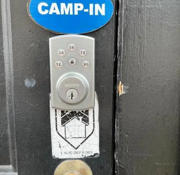 ルームシェアのワンベッド, Char's Landing Hostel