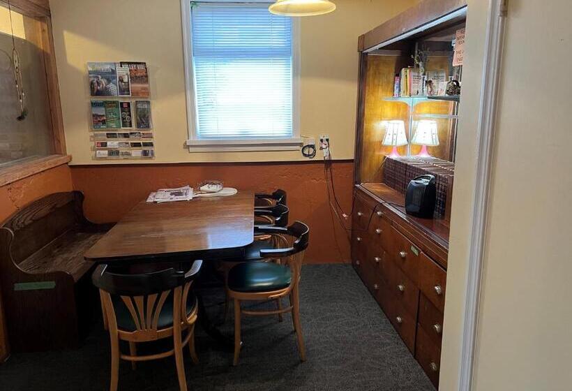 Ágy Megosztott Szobában, Char's Landing Hostel