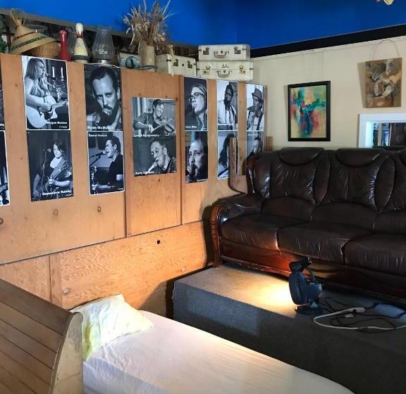 共用房间的床, Char's Landing Hostel