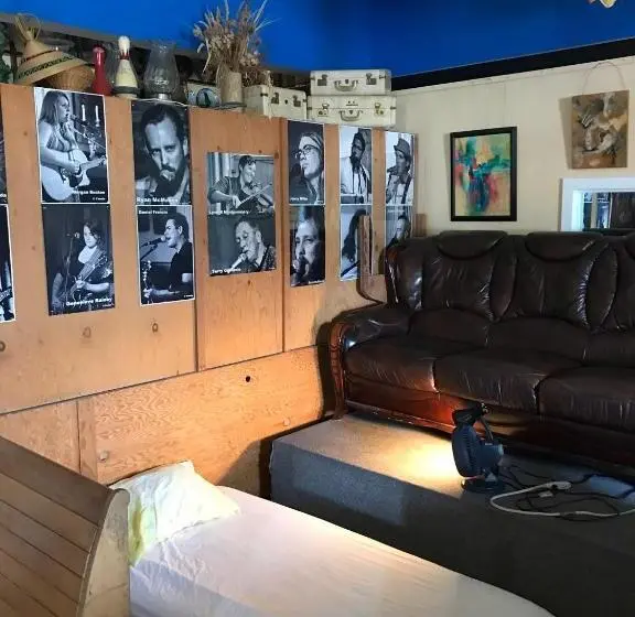 ルームシェアのワンベッド, Char's Landing Hostel
