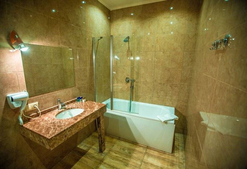 סוויטה משפחתית, Sno Inn Kazbegi