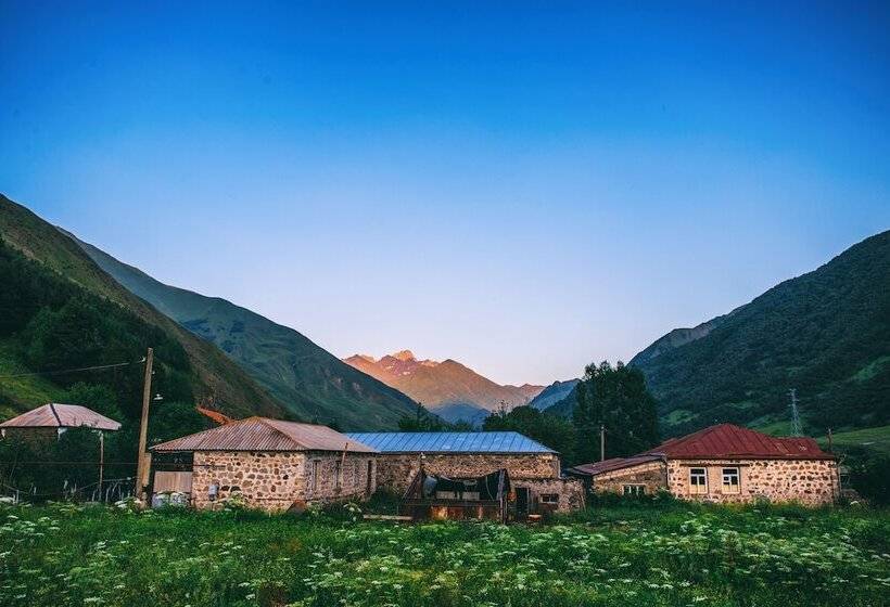 סוויטה משפחתית, Sno Inn Kazbegi