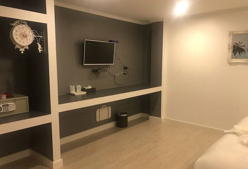 Номер Superior, White House