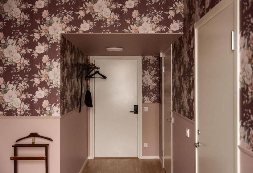 デラックストリプルルーム, Gibsons Hotell