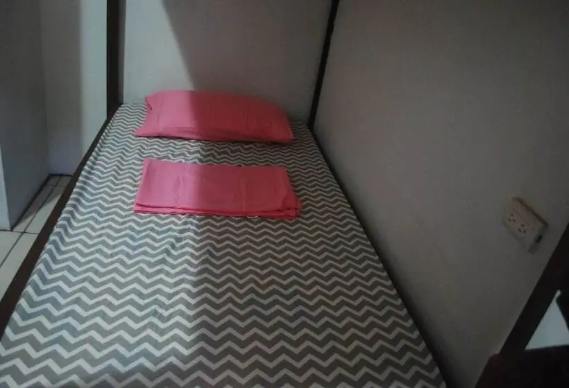 ルームシェアのワンベッド, Passifloras Hostel