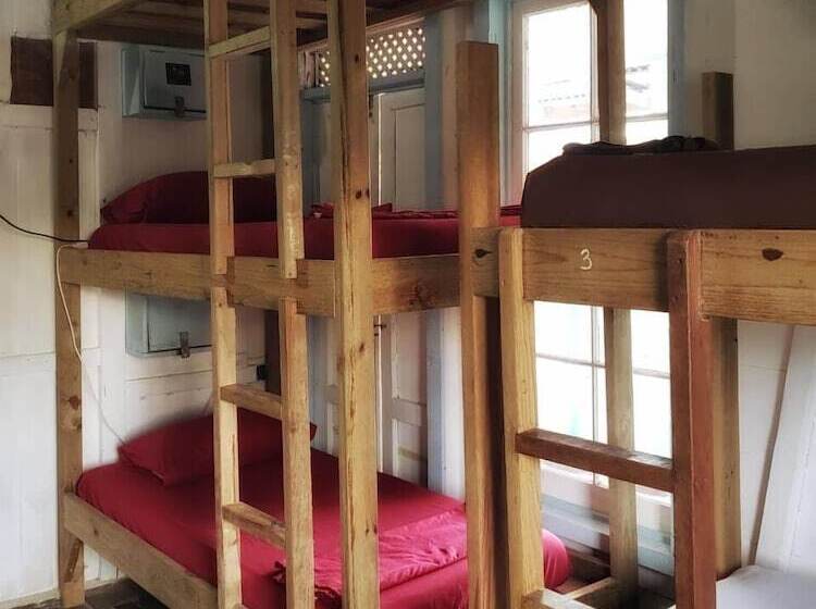 تختخواب در اتاق مشترک, Twin Fin Hostels