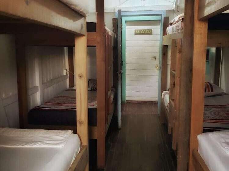 تختخواب در اتاق مشترک, Twin Fin Hostels