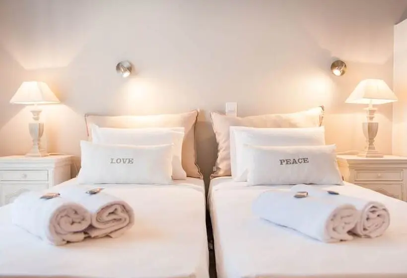Chambre Triple Supérieure, Anna Platanou