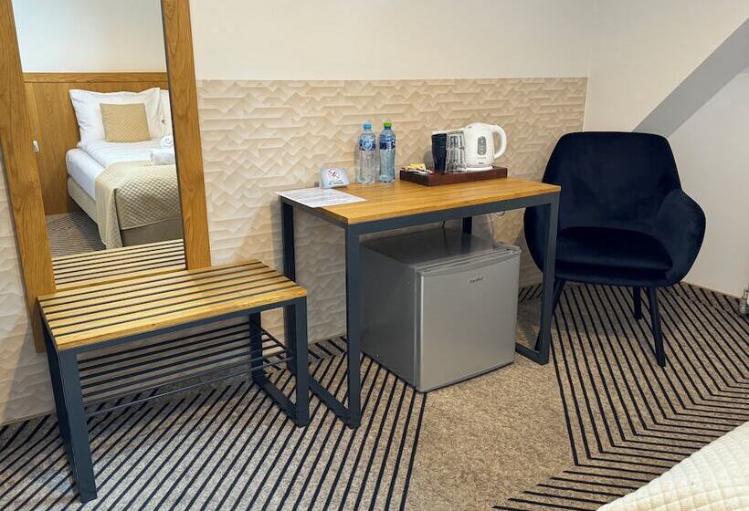 豪华三人间, Iris Apart