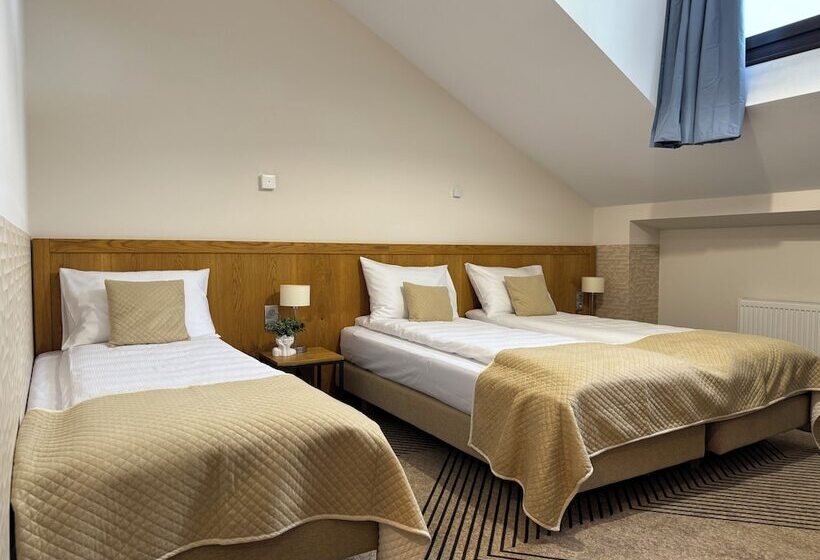 غرفة ديلوكس ثلاثية, Iris Apart