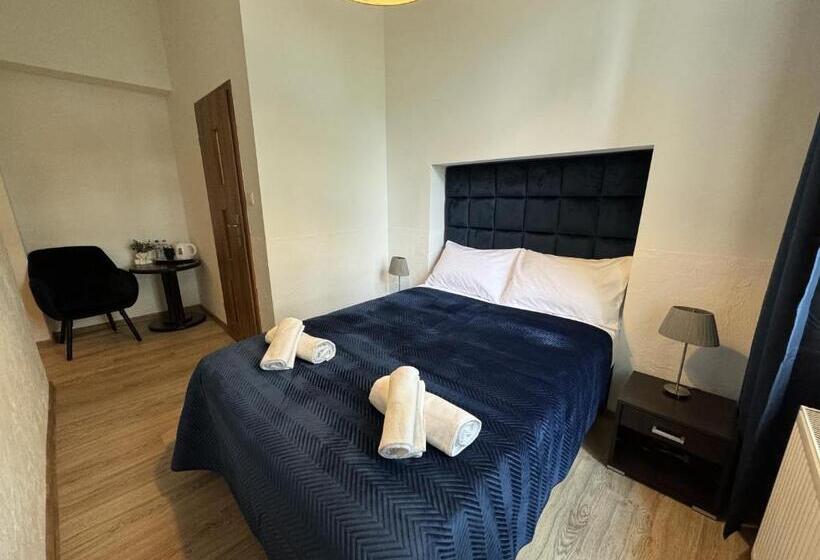 شقة غرفة واحدة, Iris Apart