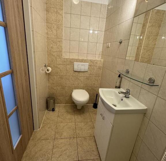 شقة غرفة واحدة, Iris Apart