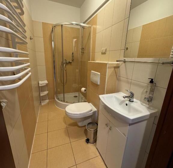 家庭小型套房, Iris Apart