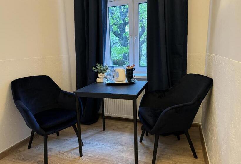 舒适三人间, Iris Apart