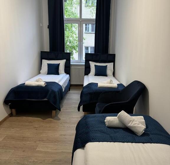 舒适三人间, Iris Apart