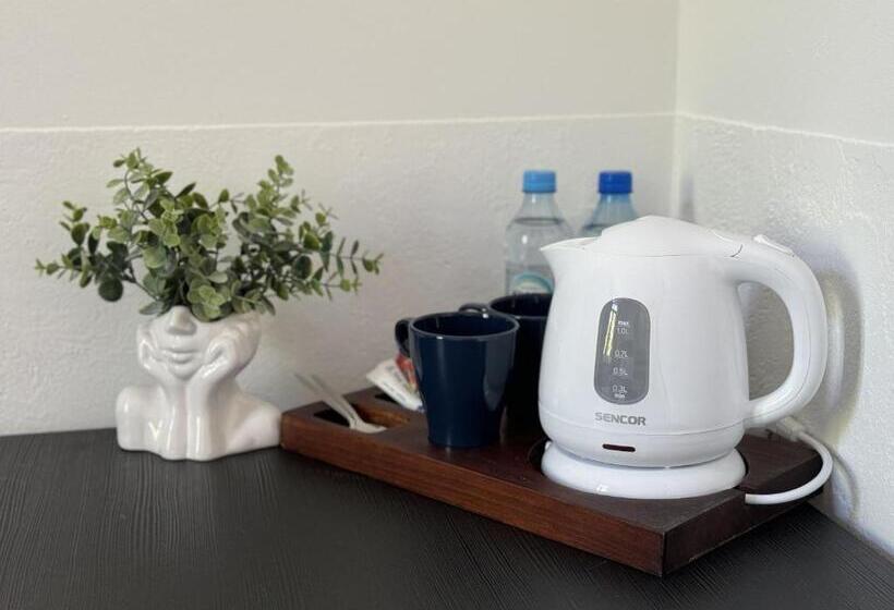 舒适三人间, Iris Apart