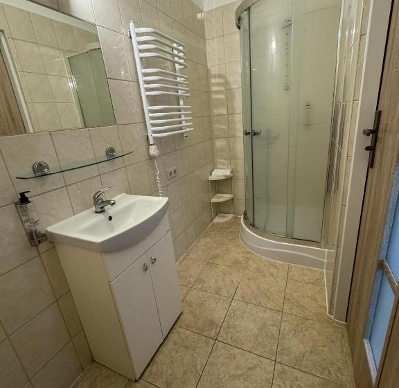 舒适三人间, Iris Apart