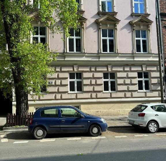 舒适三人间, Iris Apart