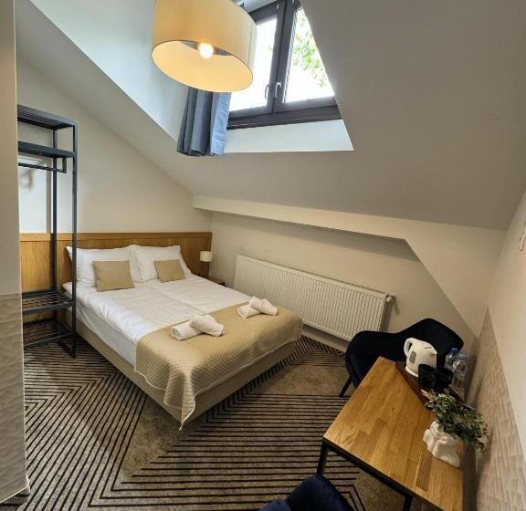 小型套房, Iris Apart