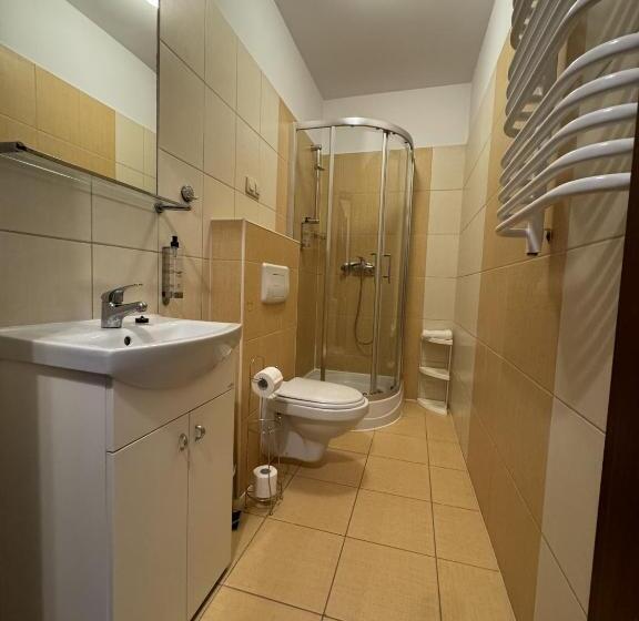 小型套房, Iris Apart