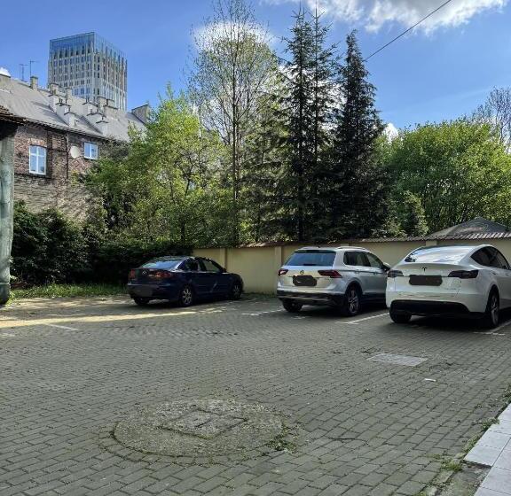 小型套房, Iris Apart