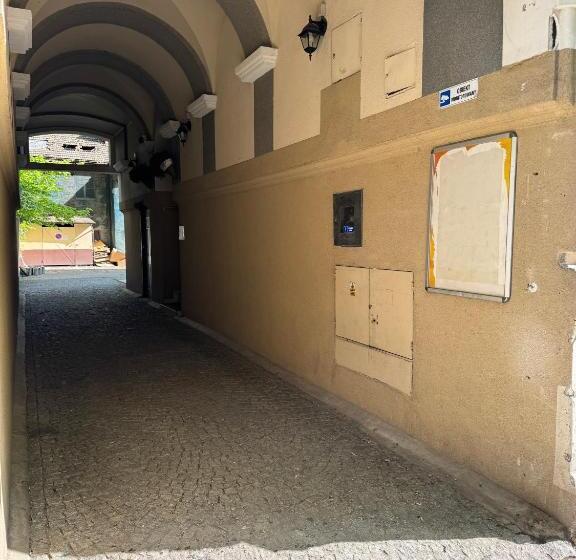 小型套房, Iris Apart