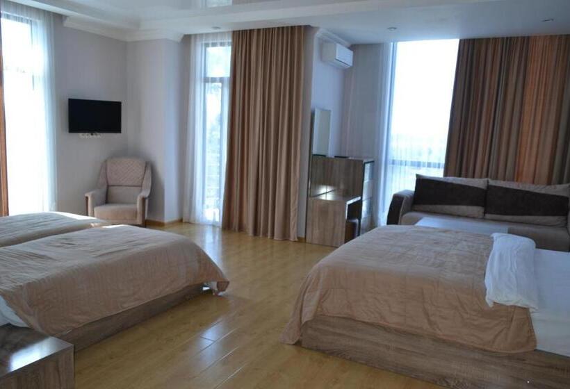 اتاق خانوادگی, Skyline Batumi