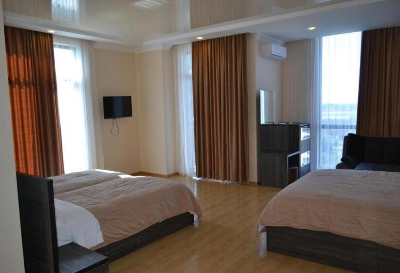 اتاق خانوادگی, Skyline Batumi