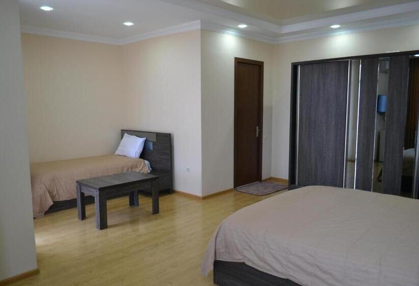 اتاق استاندارد سه نفره, Skyline Batumi