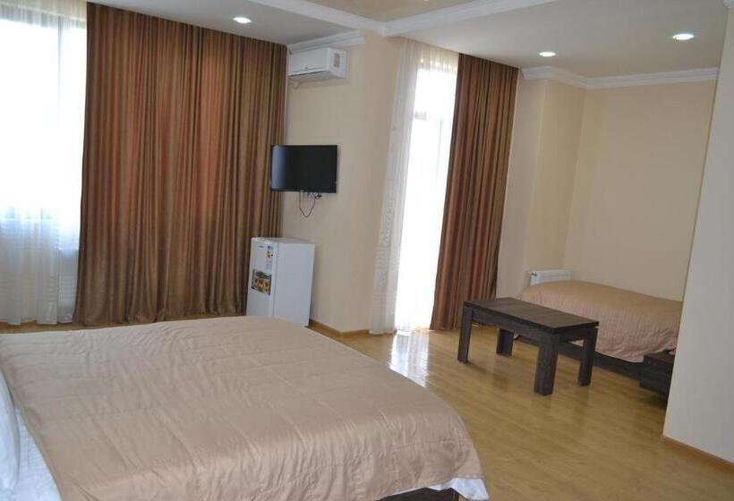 اتاق استاندارد سه نفره, Skyline Batumi