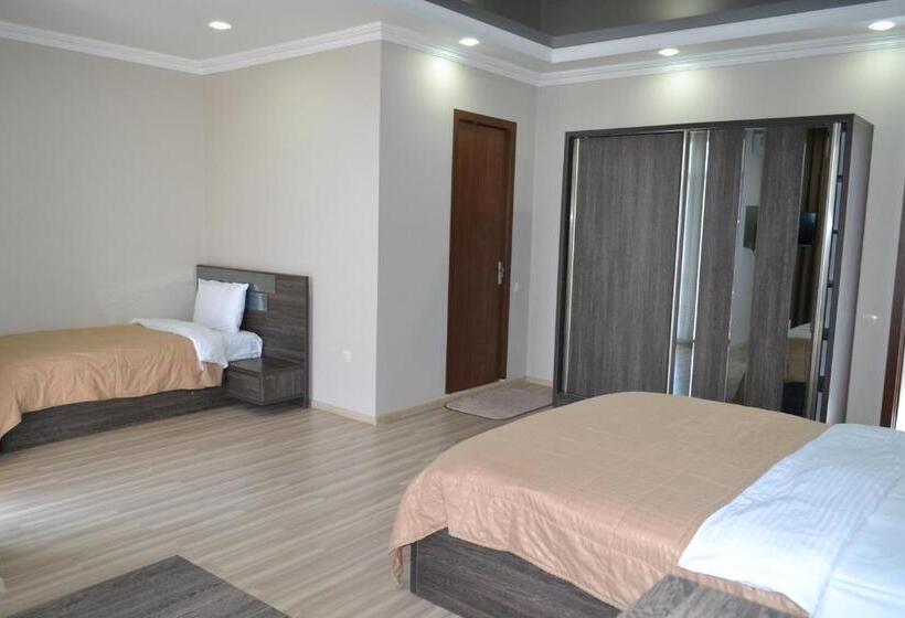 اتاق استاندارد سه نفره, Skyline Batumi