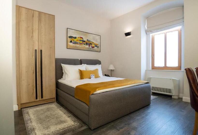 غرفة ديلوكس, The Dome