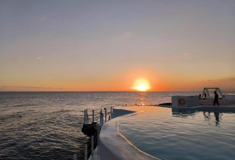 اتاق سه نفره سوپریور با چشمانداز دریا, The Million View Room Habitacion En Resort Solo Adultos