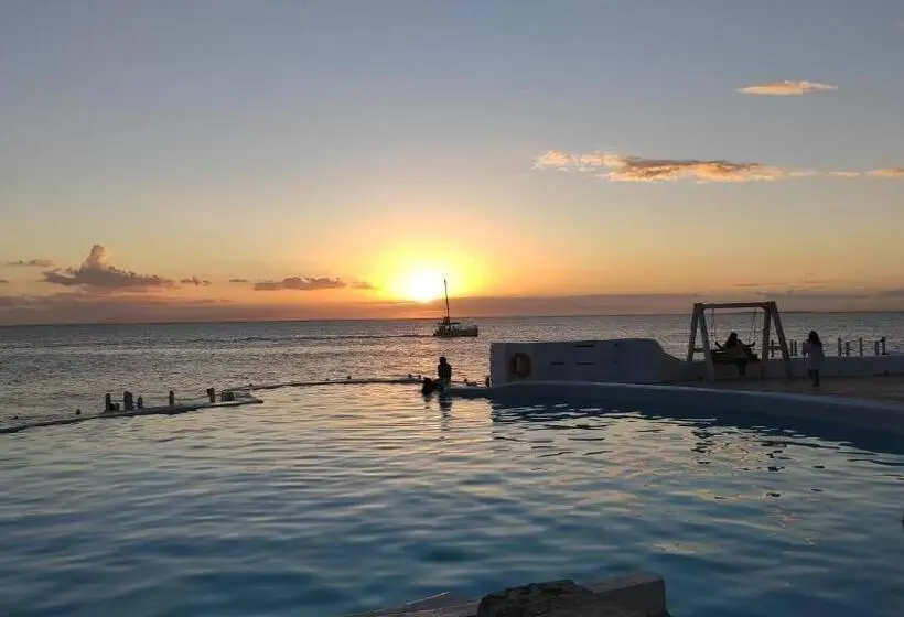 اتاق سه نفره سوپریور با چشم‌انداز دریا, The Million View Room Habitacion En Resort Solo Adultos