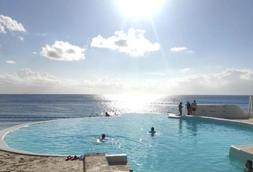 اتاق سه نفره سوپریور با چشمانداز دریا, The Million View Room Habitacion En Resort Solo Adultos