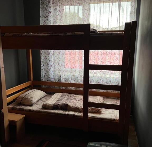 سرير فى غرفة مشتركه, Welcome 24 Mukachevo