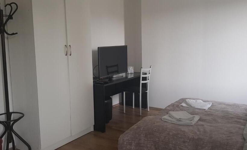 Economy Triple Room, Dnd X