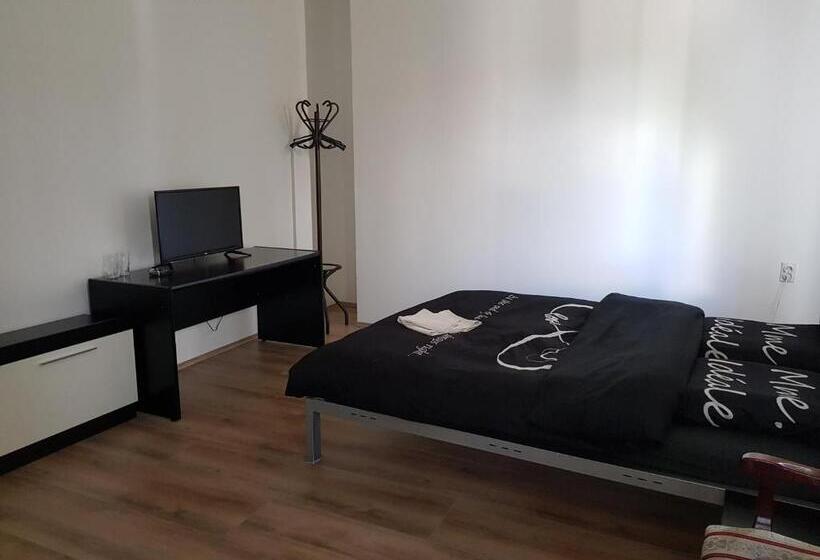 Economy Triple Room, Dnd X