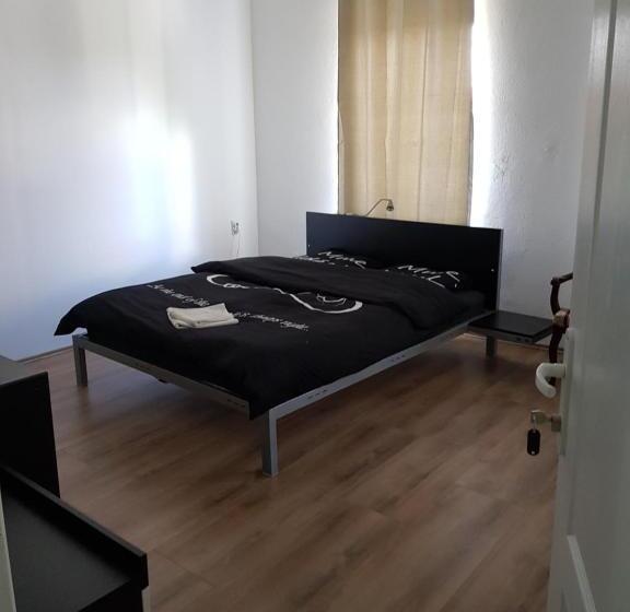 Economy Triple Room, Dnd X