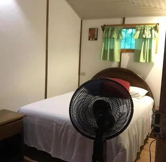 اتاق استاندارد با سرویس بهداشتی مشترک, Mal Pais Surf Camp