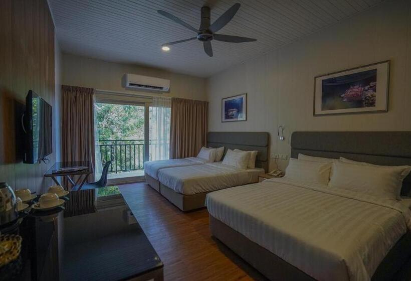 اتاق لوکس سه تخته, Aman Tioman Beach Resort