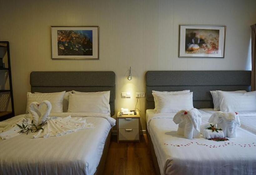 اتاق لوکس چهار تخته, Aman Tioman Beach Resort