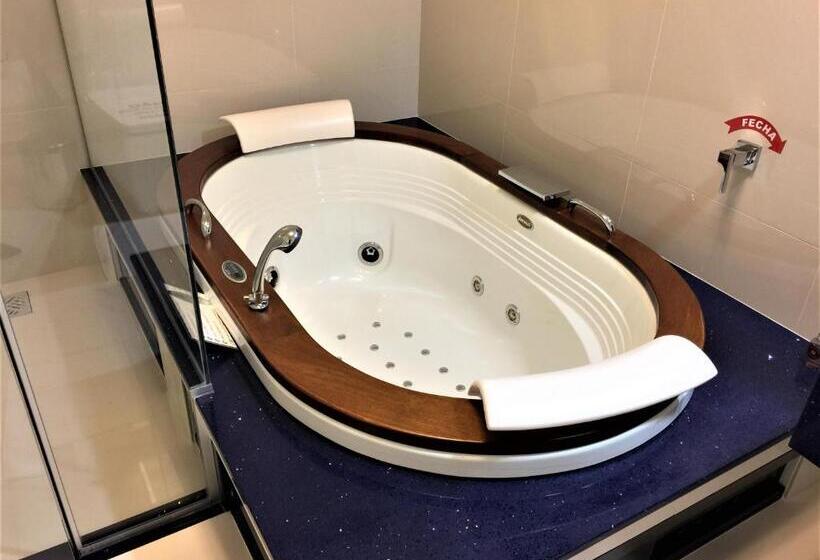 מיטת קינג בסוויטה, Aquarius Hotel Aquarius