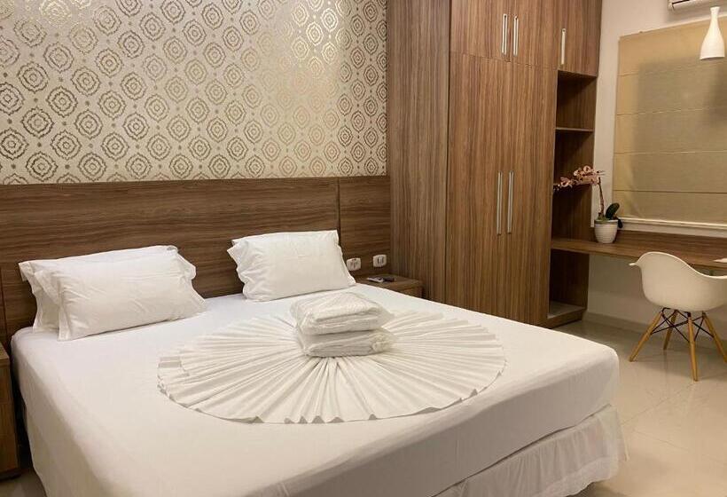 מיטת קינג בסוויטה, Aquarius Hotel Aquarius