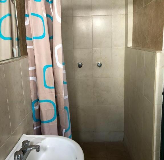 חדר סטנדרט לשלושה, María Elena