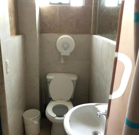 חדר סטנדרט לשלושה, María Elena